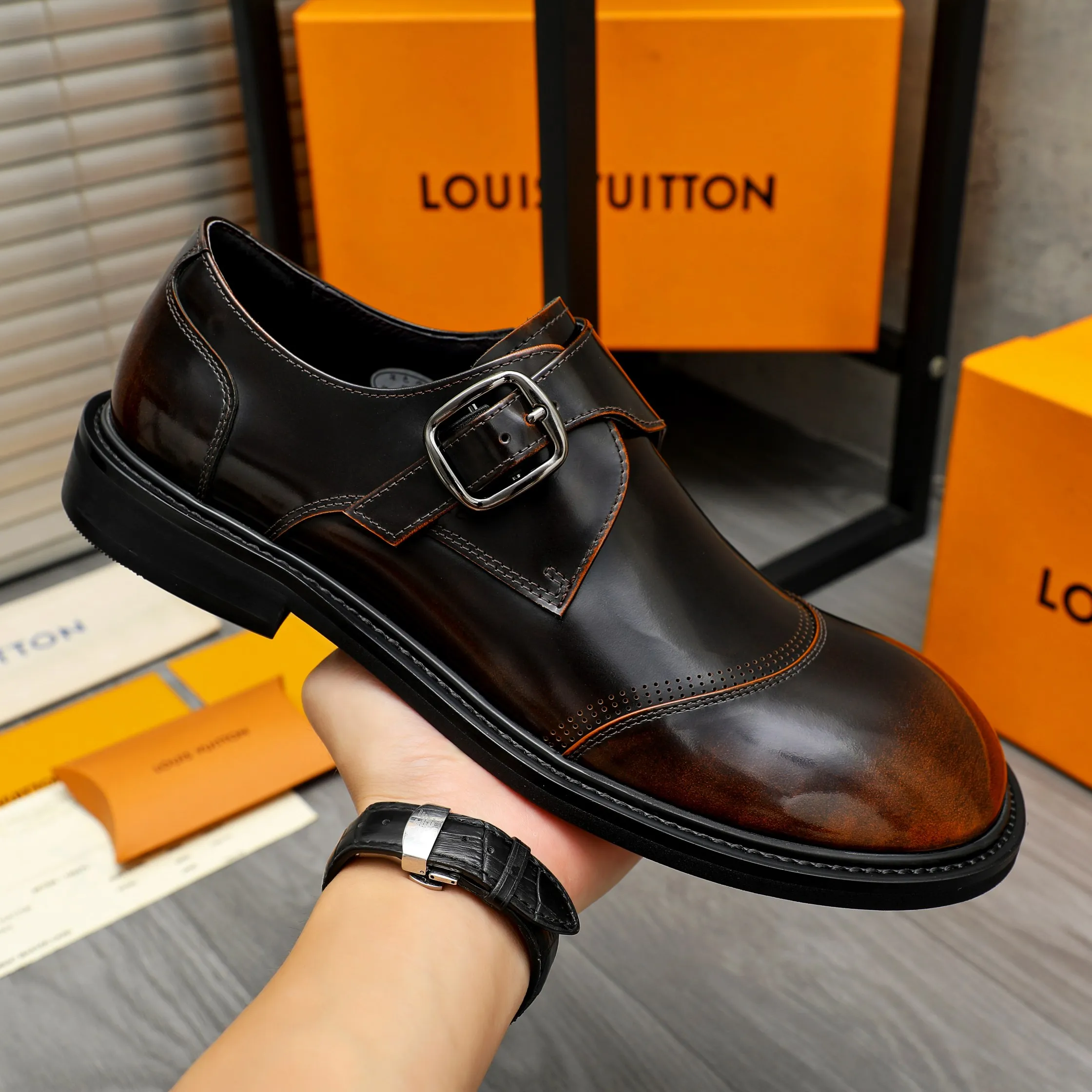 Men's men's shoes💰580 Product trademark: LV "Louis Vuitton" business buckle slip-on leather shoes Regular size: 37-46 Product material: Selected high-quality pearlescent polished cowhide leather upper, pigskin lining, rubber outsole